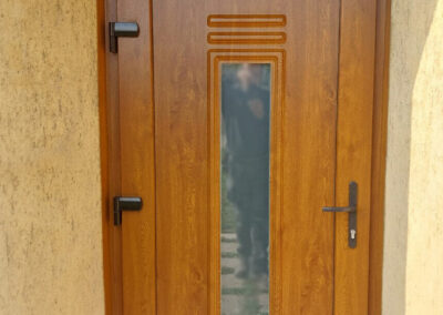 Aranytölgy kifelé nyíló bejárati ajtó, savmart üvegezésű panellal