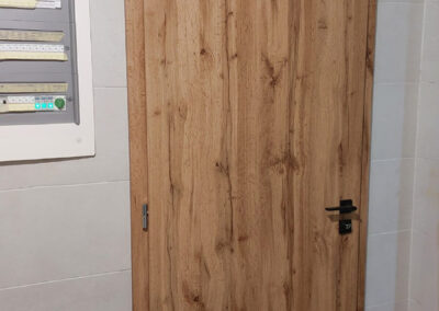 Beltéri ajtó furatos faforgácslap betéttel, átfogó tokkal
