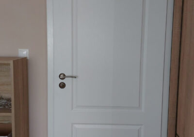 Fehér festett belső ajtó, papírrács merevítéssel