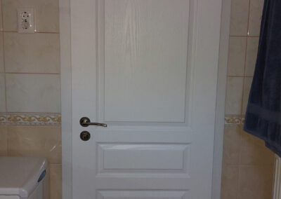 Fehér festett belső ajtó, papírrács merevítéssel